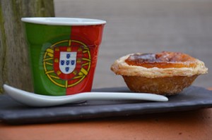 recette des pasteis de nata, petits flans portugais sur assiettes et gourmandises avec tasse flag portugal revol porcelaine