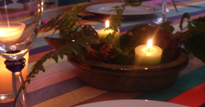 un centre de table en bougies et quelques fougères pour mettre en scène une jolie table de fetes
